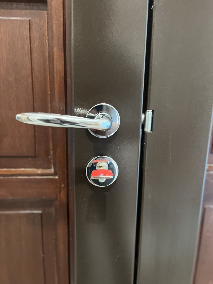 Verrou intérieur à bouton posé sur une porte blindée d'appartement – serrurier à Milly-la-Forêt