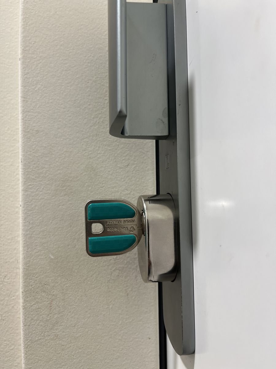 Verrou monobloc Vachette et clé neuve installés sur une porte d'entrée – serrurier à Vigny