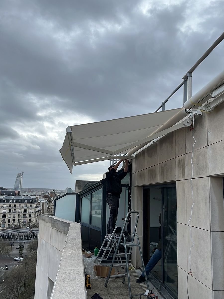 Installing a deployed cassette awning on a panoramic terrace – awning in Épône