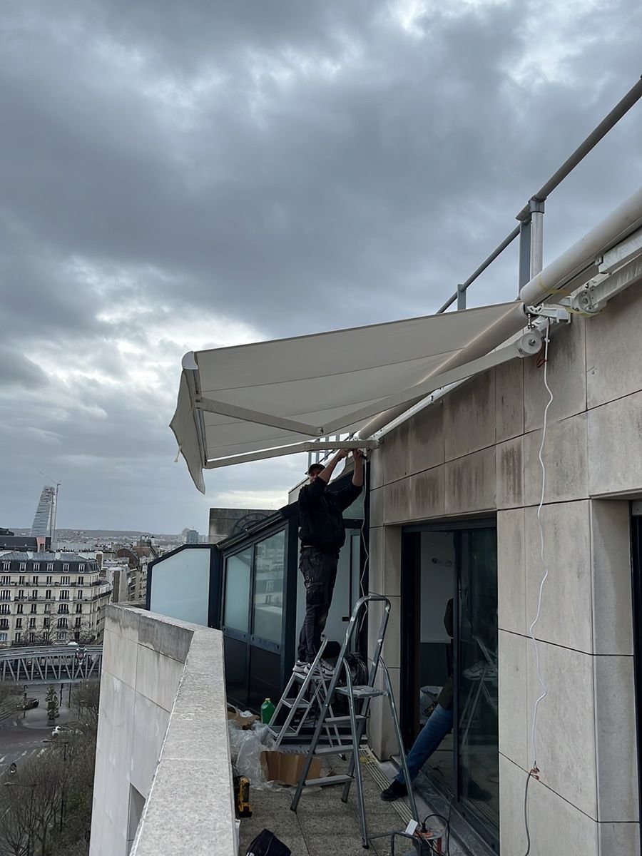 Adjusting a cassette awning's folding arms during installation – awning in Berville