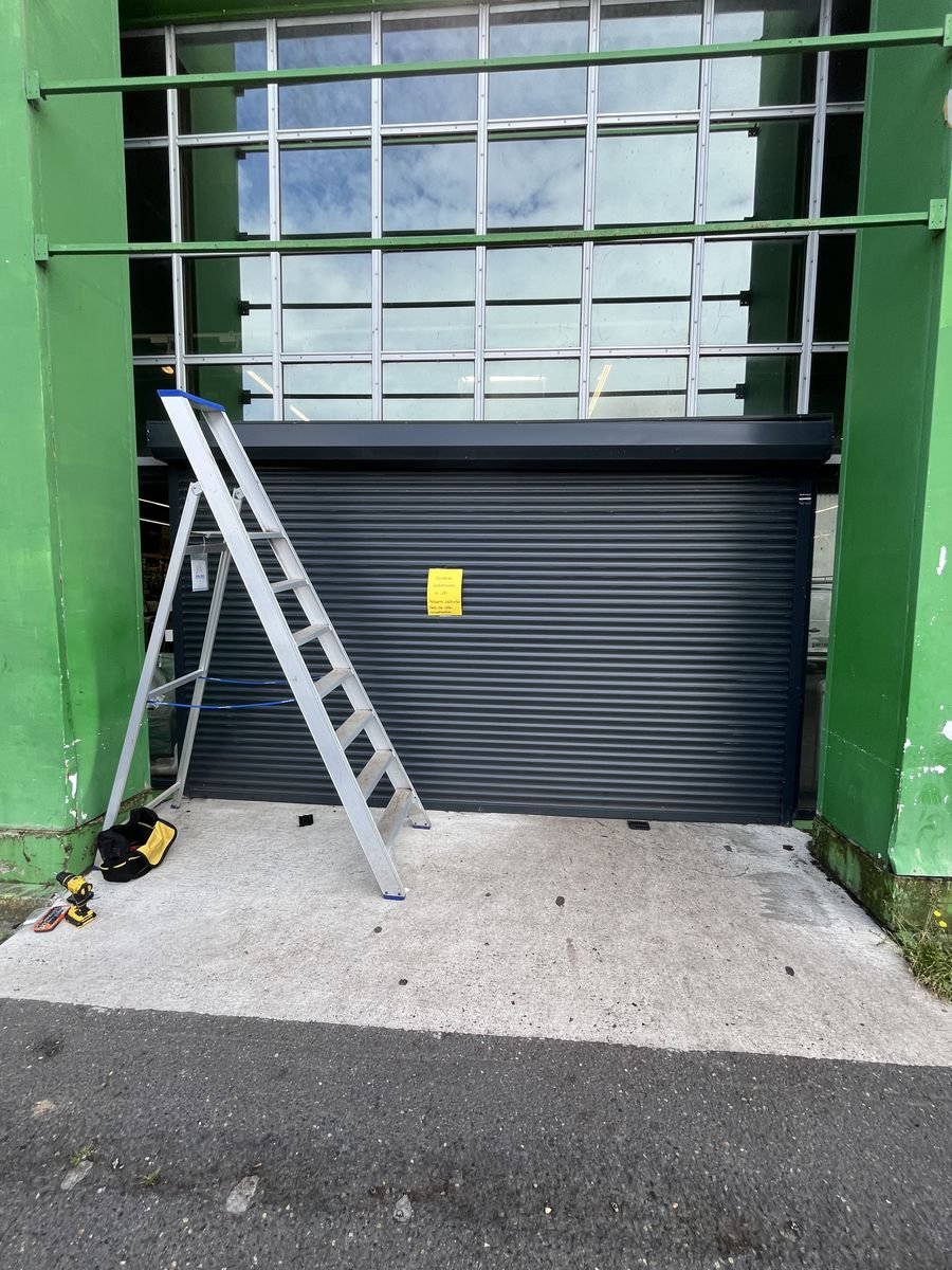 Fitting an anthracite closing shutter on a garden centre entrance – roller shutter repair in Saint-Pierre-lès-Nemours