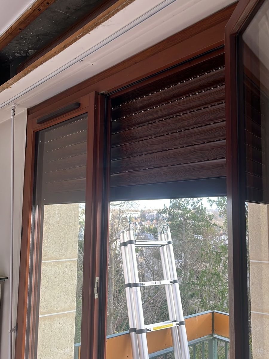 Pose d'un volet roulant rénovation imitation bois, vue depuis l'intérieur du logement – dépannage volet roulant à Neauphlette
