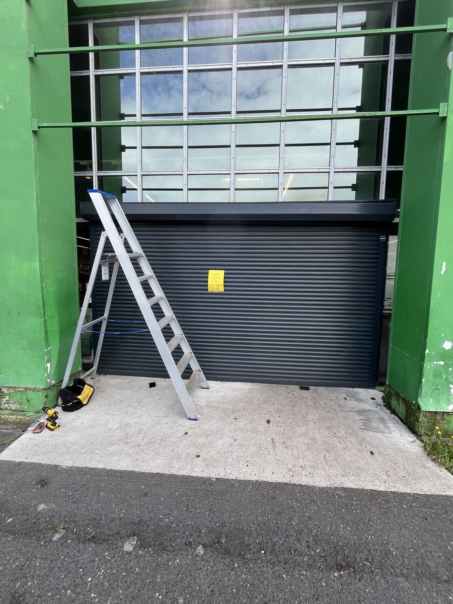 Anthracite closing shutter fitted and adjusted on a store entrance – roller shutter repair in Le Thillay