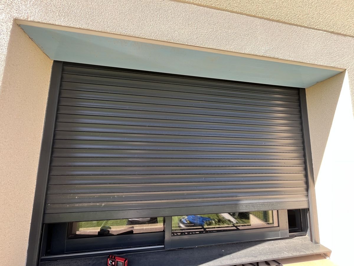Extra-wide anthracite roller shutter fitted on a sliding patio door – roller shutter repair in Grosrouvre