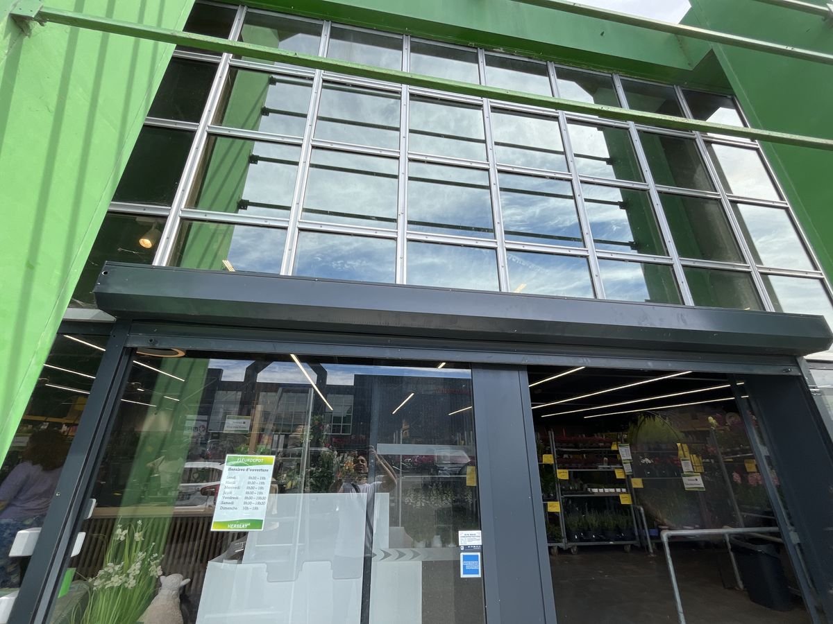 Closing shutter fitted on a shop's automatic entrance – roller shutter repair in Les Granges-le-Roi