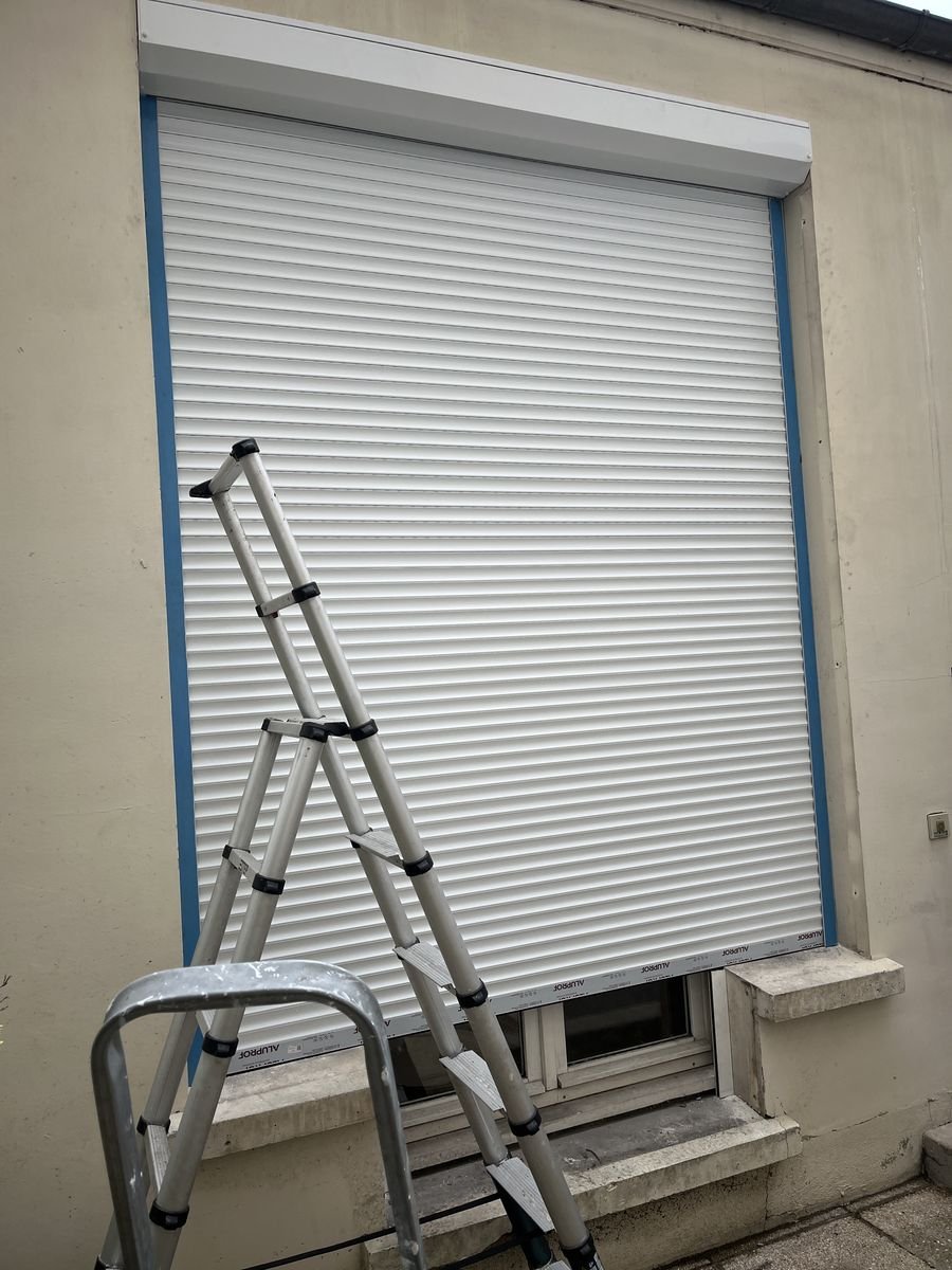 Fitting a white roller shutter on an extra-tall window – roller shutter repair in Gif-sur-Yvette