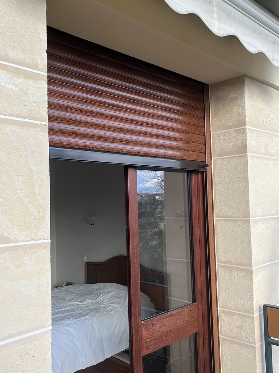 Wood-effect renovation roller shutter fitted on a French window – roller shutter repair in Maisons-Laffitte