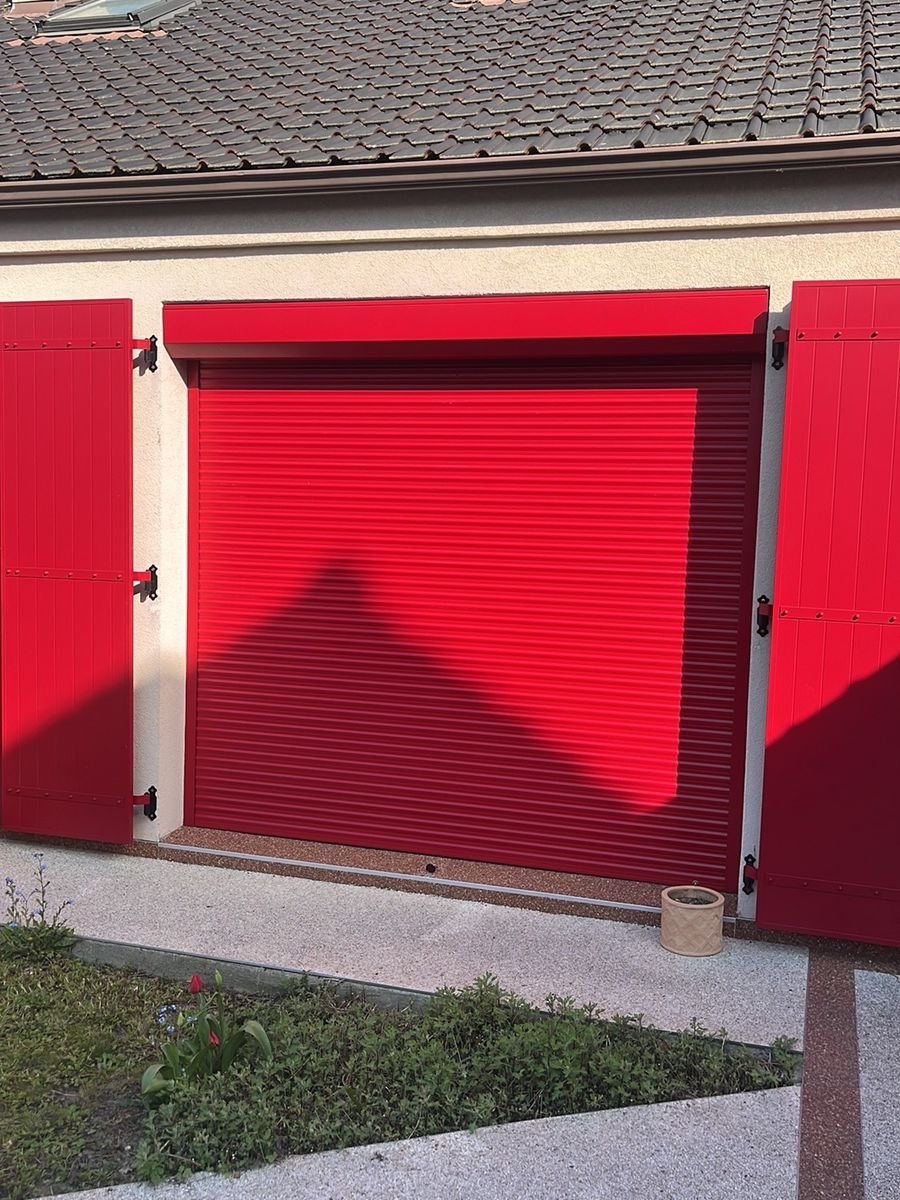 Volet roulant de garage installé en harmonie avec les volets battants de la maison – dépannage volet roulant à Lassy