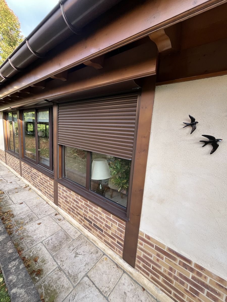 Matching renovation roller shutters fitted on a brick-and-wood house front – roller shutter repair in Le Thillay
