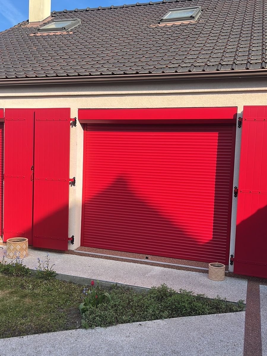Façade de maison équipée : volets battants et porte de garage enroulable coordonnés – dépannage volet roulant à Lassy
